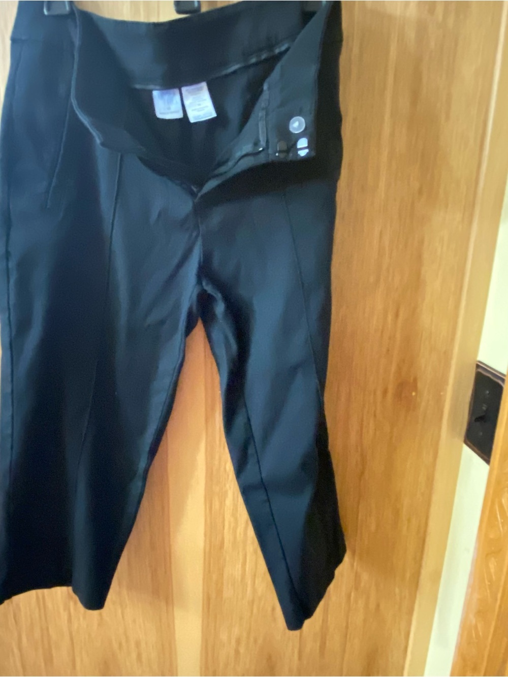 Time Tru Sz 10 black capris.  17” inseam. Front pockets.VGUC